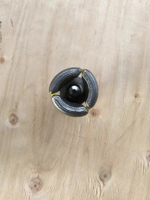 Installation manuelle élargissement de la coquille boulon de roche pour inclinaison dans l'emballage en carton